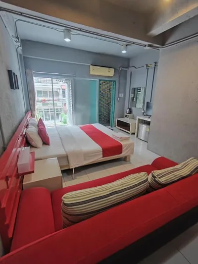 Queen-Zimmer mit Balkon — Madam Inn Patong